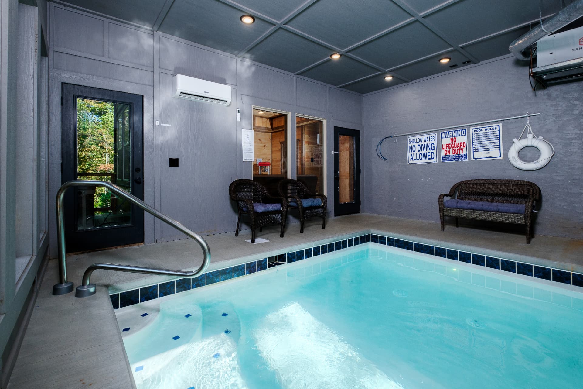 Poolside Seating & Lounge